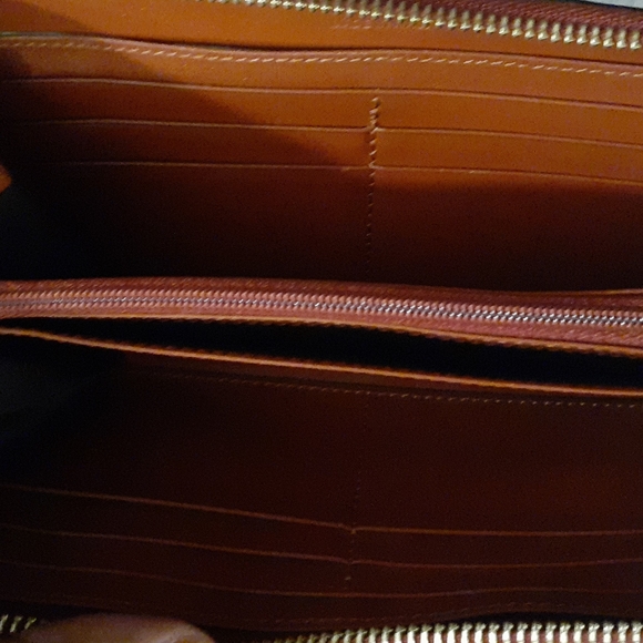 BURBERRY TWO TONE LEATHER ZIP AROUND WALLET - Picture 6 of 10